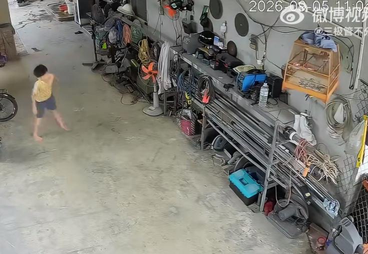监控显示一光脚男童在自家的车间被电到，男童看起来已经被电吸住，眼看要失去知觉，可