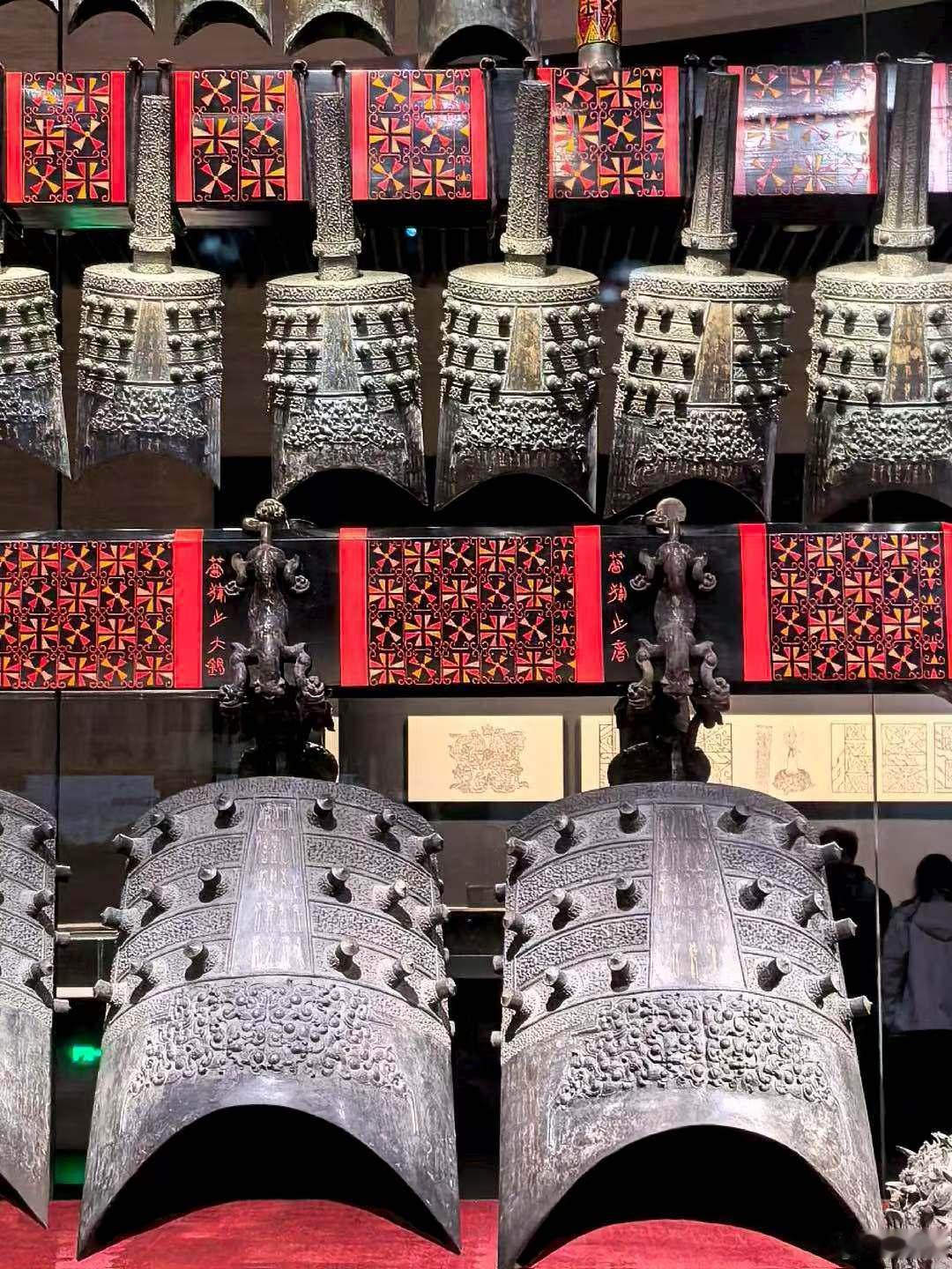 湖北省博物馆，现场零距离瞻观国宝“曾侯乙编钟”。“曾侯乙编钟”与其一起被发掘其他