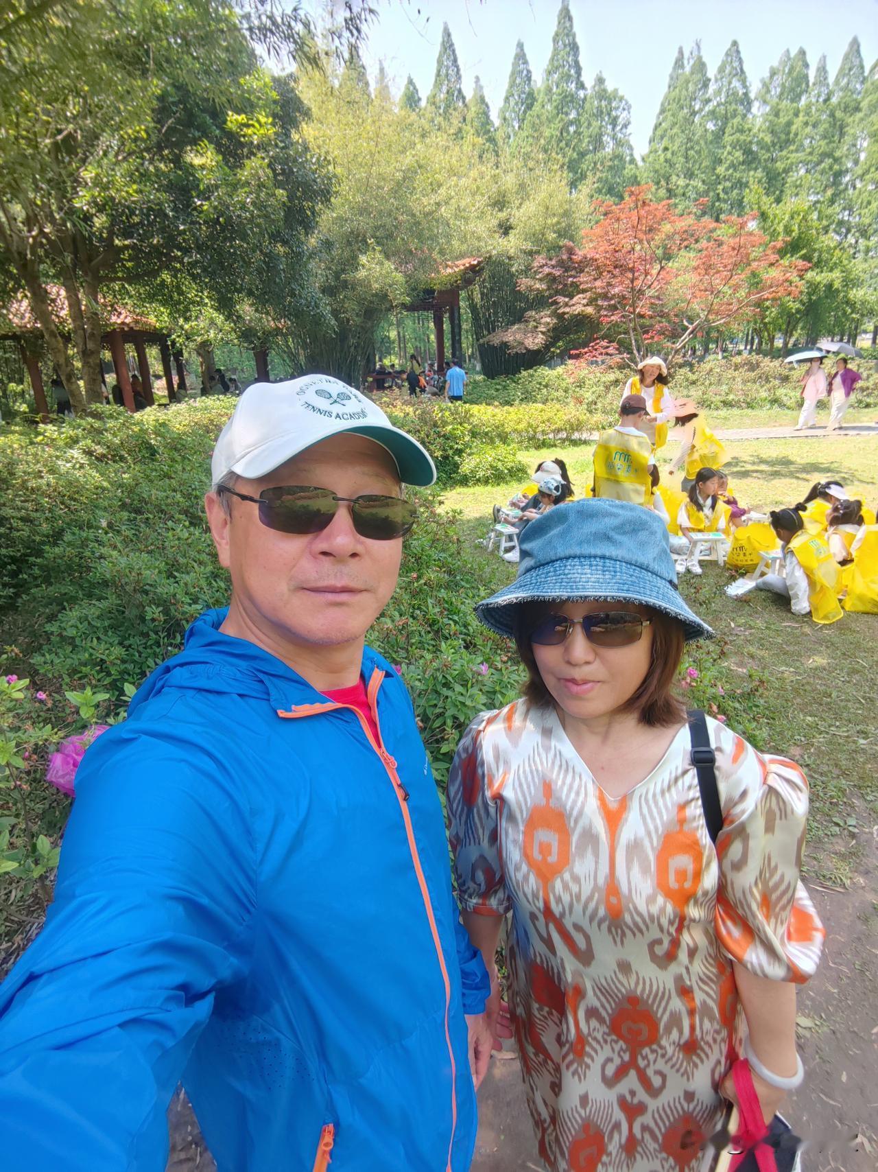 今天我来到了武汉市青山公园，感觉这里的景色简直是太美了，空气新鲜，景色宜人。今天