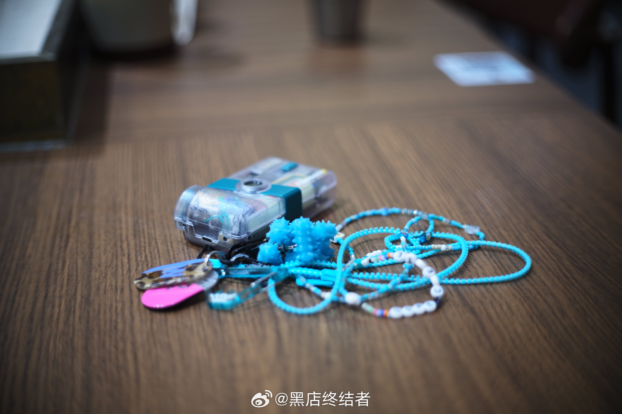 这个窗台位置好适合几个朋友坐着聊天，吹空调又吹吹风，喝杯热咖啡绝配☕️，湾岸好想