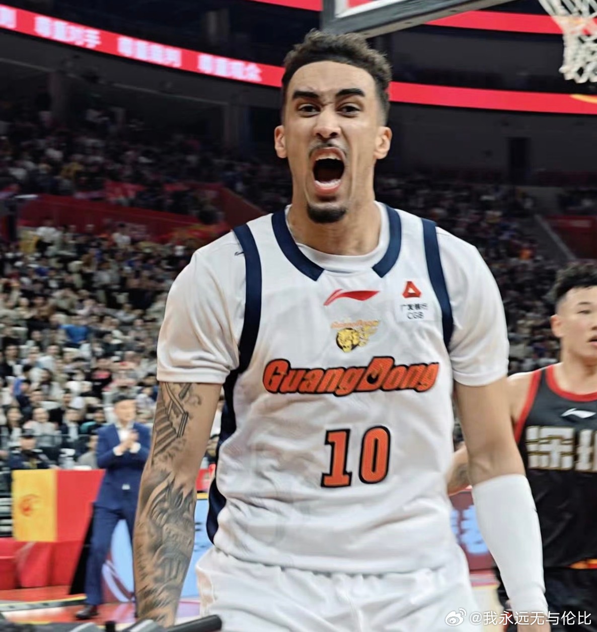 深圳男篮vs广东男篮这哥们一天老激动啥呢