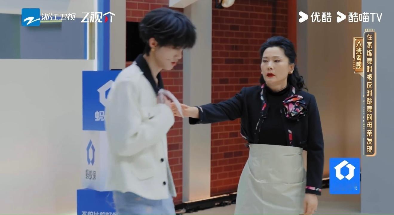 黄朔何赛飞演出传统母子无限超越班 一边是“我都是为了你”，一边是“你根本不懂我”