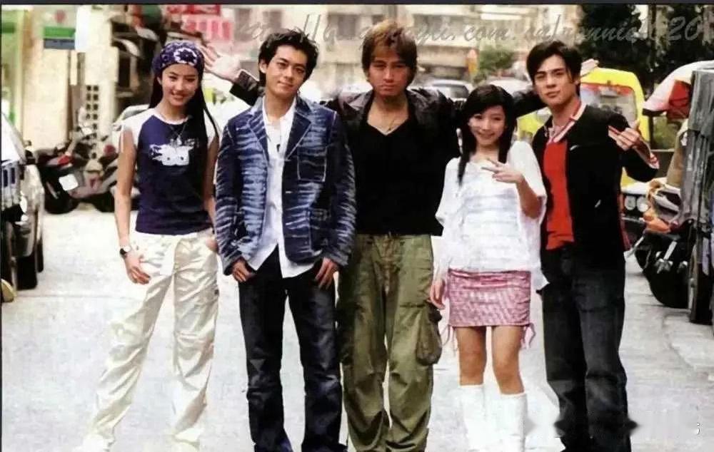 刘亦菲真的是颜值身材双天花板，不光颜值封神，高挑身形更是加分，完美得无可挑剔 