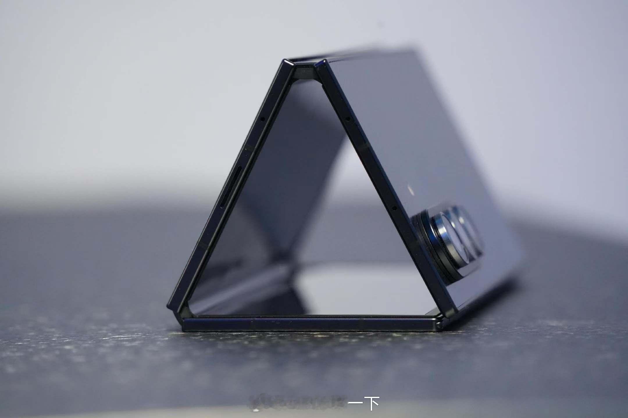 512GB同样是19999，三星三折叠在中国的销量不可能超过华为Mate XTs