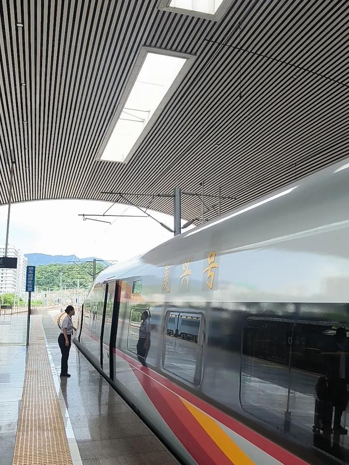 开发一款高铁专用泡面如何？乘坐列车出行的时候，有顾客向列车员反映，泡面的味道太浓