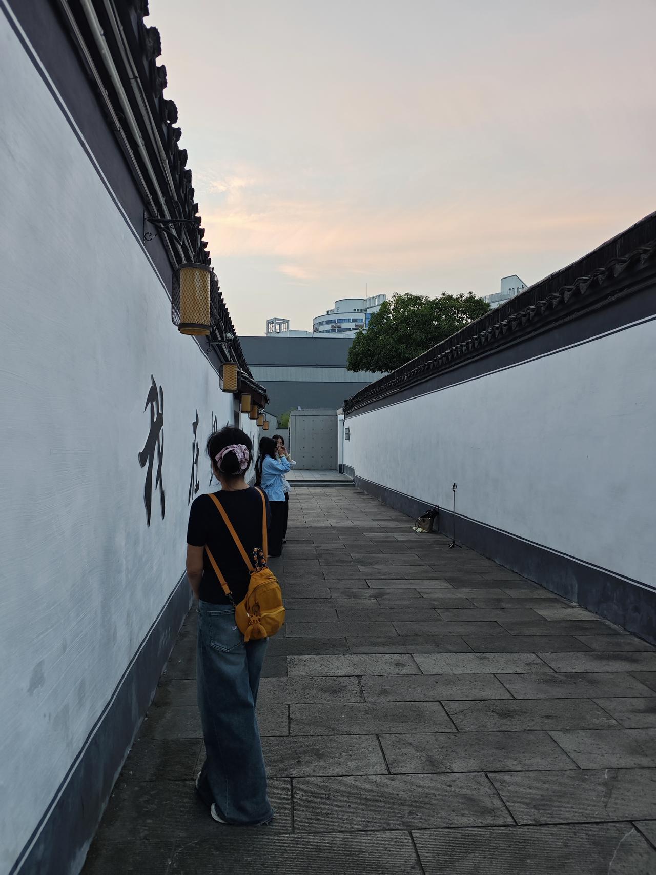杭州周边我最推荐去绍兴旅行，杭州到绍兴只需要坐地铁就可以到达目的地。尤其是节假日