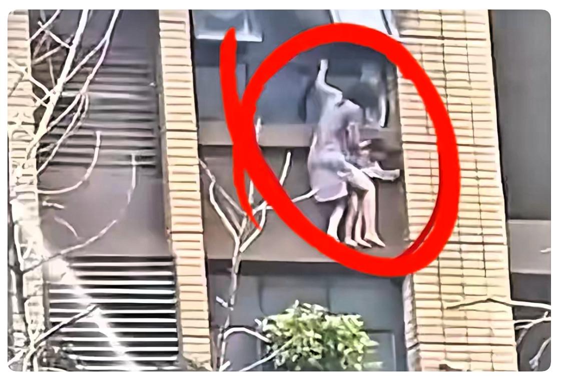 江苏连云港坠楼母女 
3岁女儿身亡，42岁母亲还在重症监护室，不是网传的半小时没
