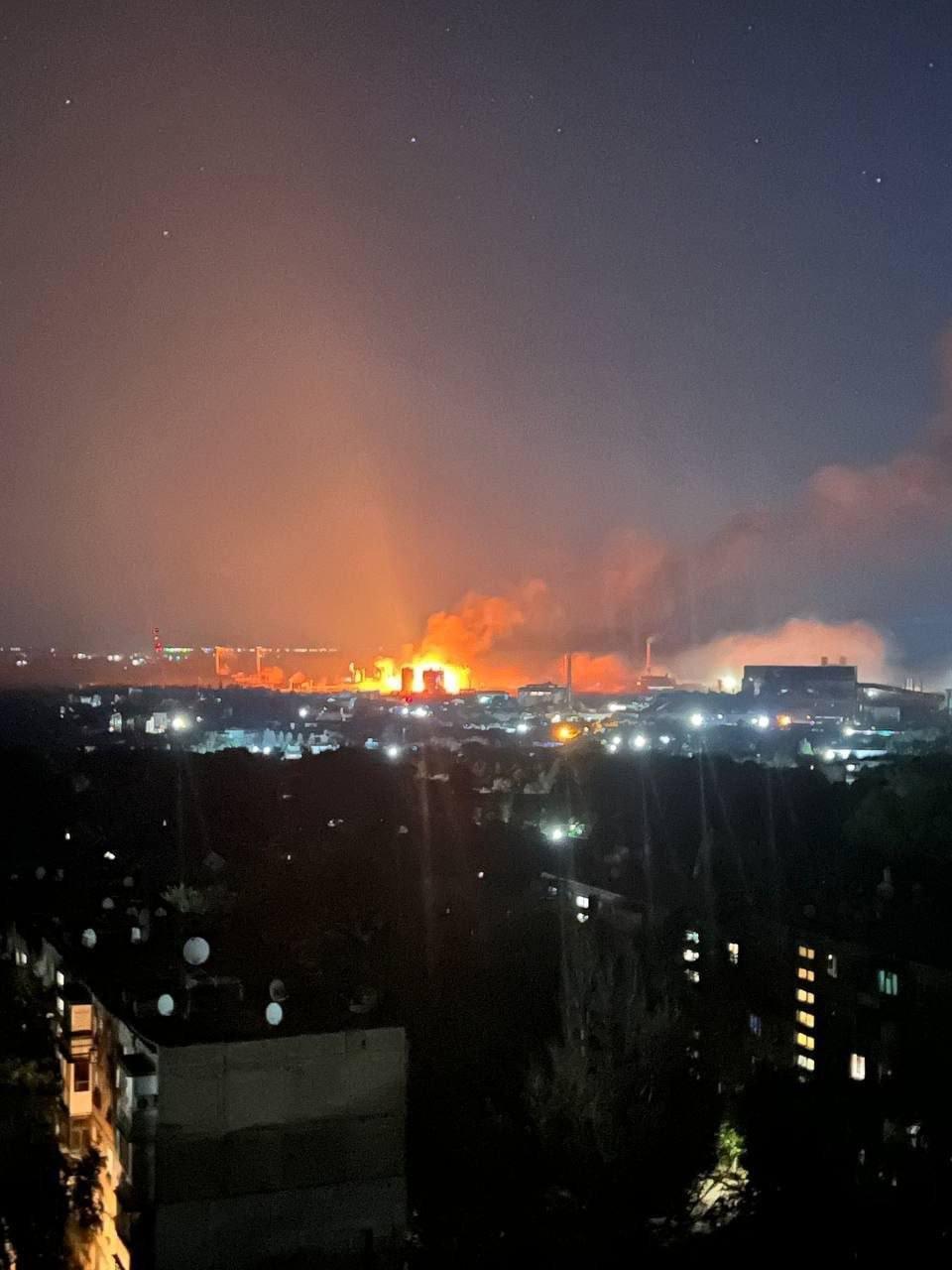 俄罗斯向乌克兰第聂伯罗彼得罗夫斯克州发射了六枚弹道导弹，击中了卡缅斯克市。
在卡