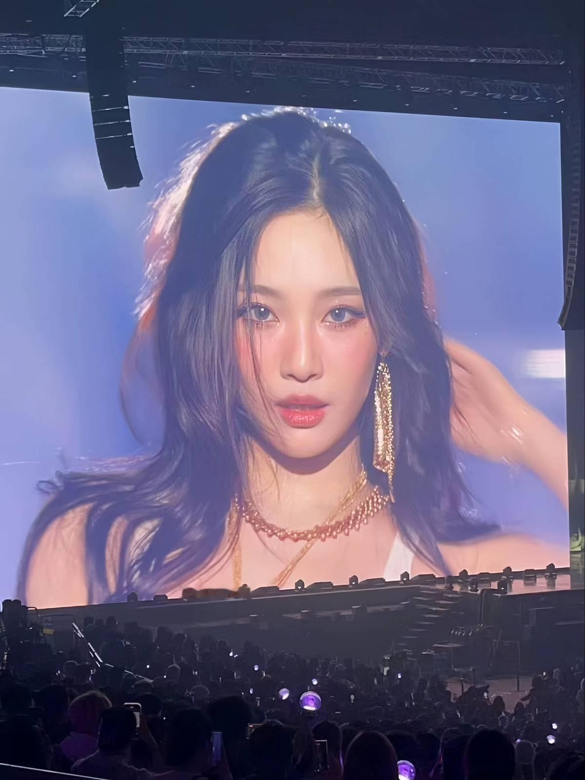 哇！宁艺卓演唱会这张大屏美照在TikTok 点赞量高达97.8万，美美大出圈。 