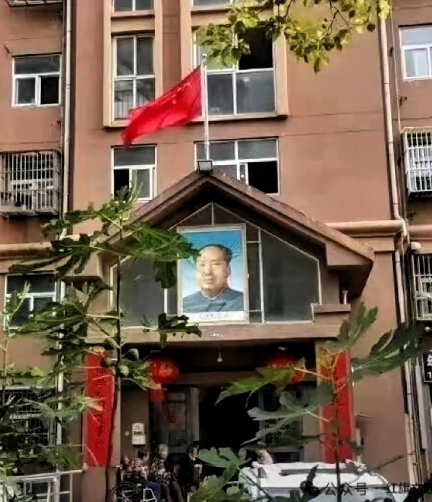 为这个单元全体业主悬挂毛主席像的举动，我必须狠狠点赞、真心致敬！
 
这不是跟风