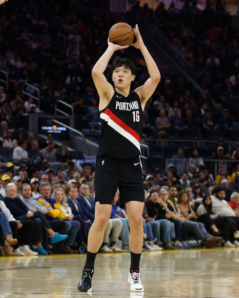 今天又看到一则有关周琦和杨瀚森比较的消息，来看：

不管怎样周琦肯定要比杨瀚森厉