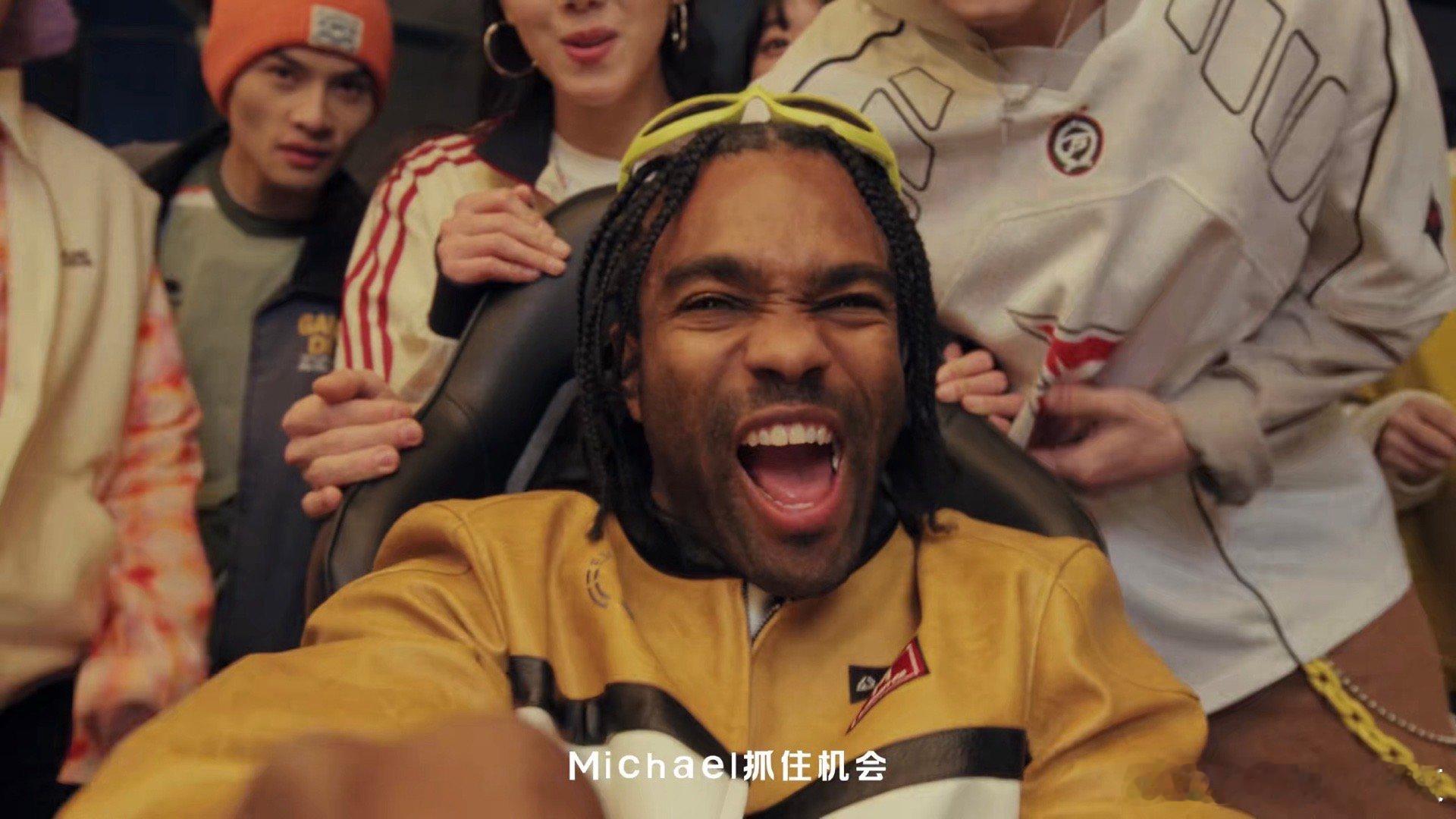 摩托车上的范丞丞回头确认贾冰是否坐稳，飞驰人生番外里这个回头，承载了多少不言而喻