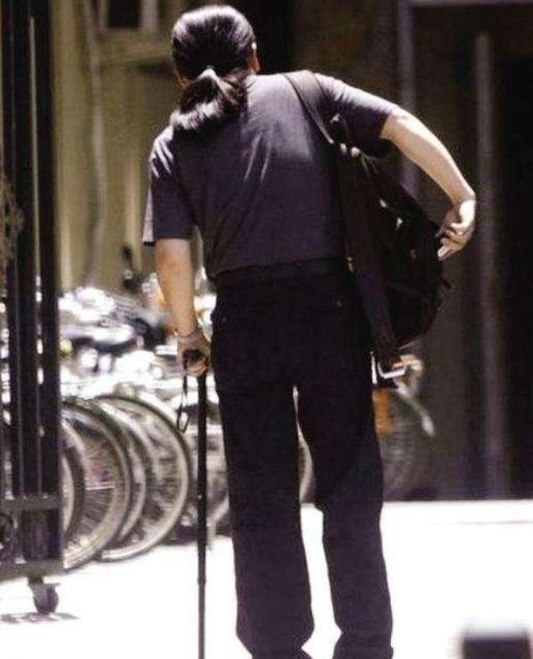 曾经的刘欢，站在华语乐坛的巅峰，凭借《好汉歌》《弯弯的月亮》等经典作品，被称为“