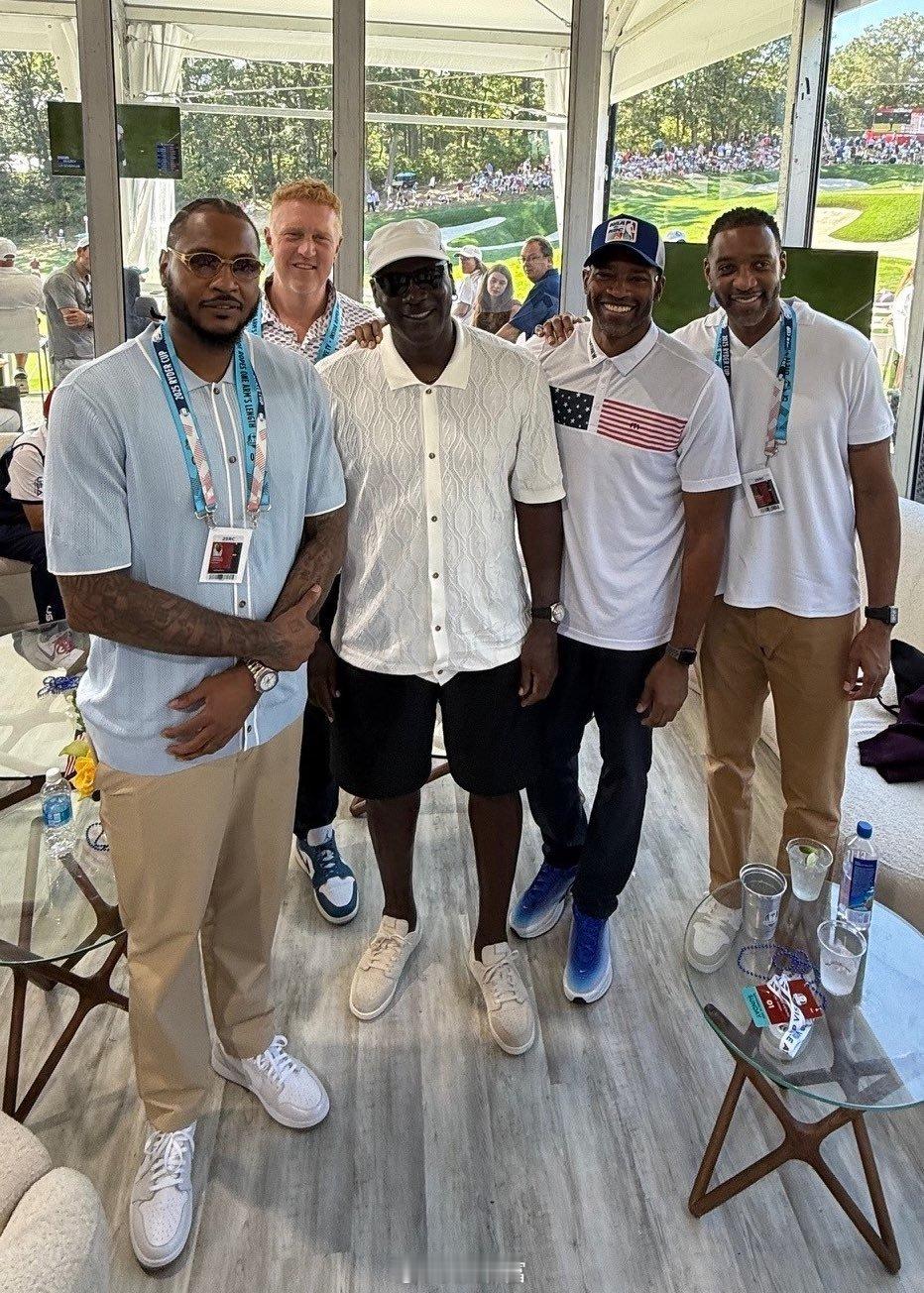 乔丹领衔的NBA名宿，在高尔夫莱德杯上聚首这也是NBC解说嘉宾的提前集体亮相 ​