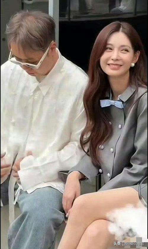 许久未露面的杜海涛近期在韩国被路人偶遇，生图状态落差惊人，头顶发量稀疏明显，浅灰