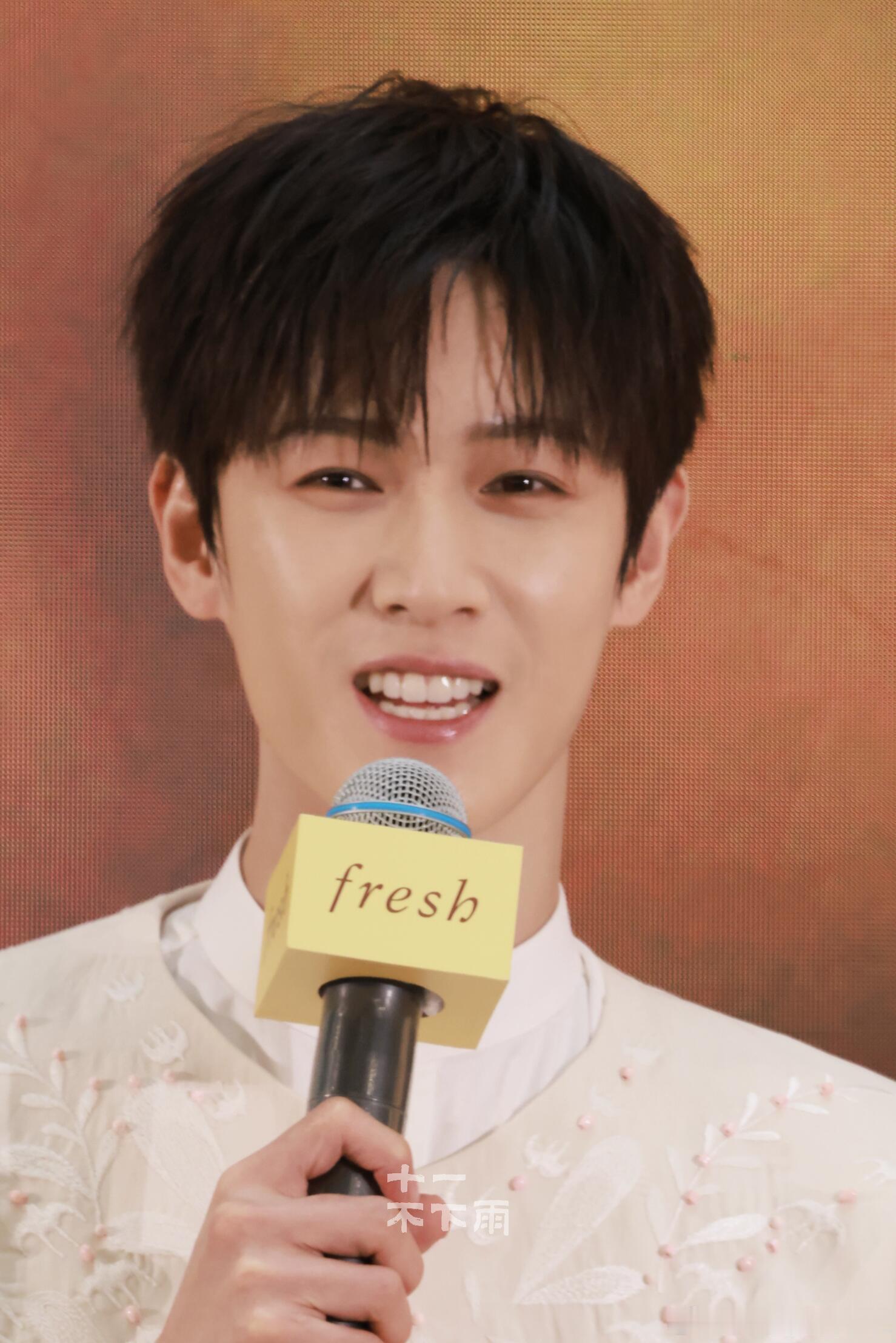 李昀锐 Fresh馥蕾诗品牌活动现场图特贵气的白马王子，正统大帅哥。 