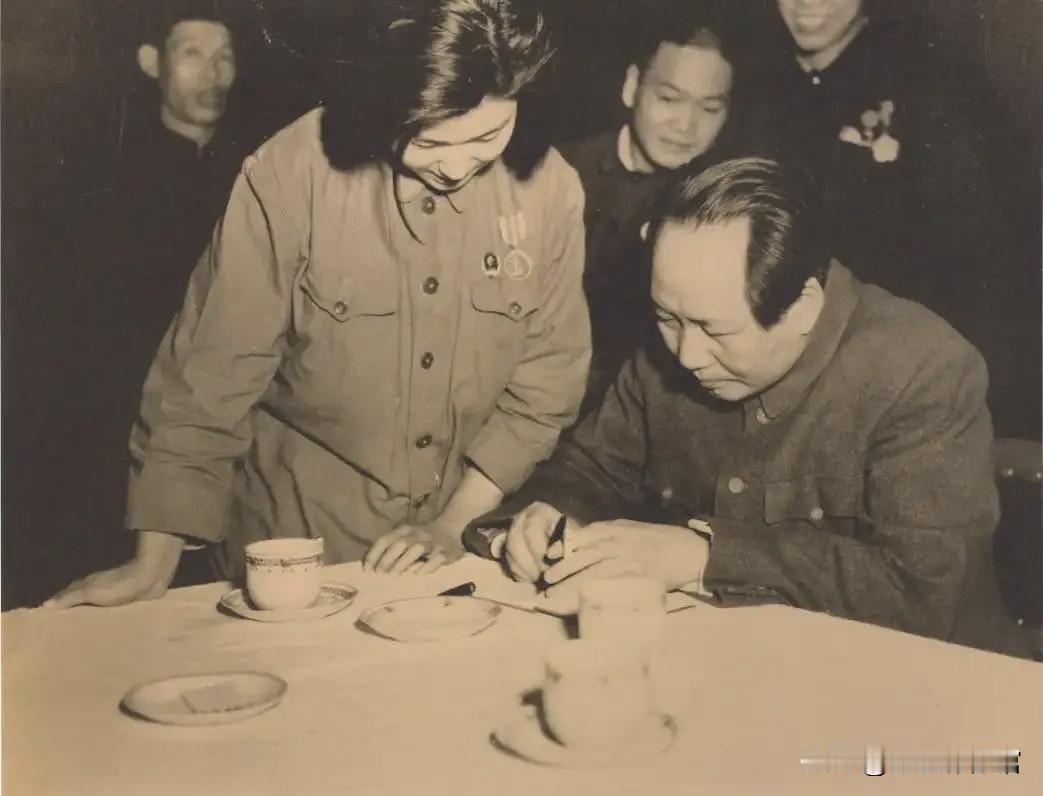 一张老照片拍摄于1951年，毛主席为作为志愿军代表回国观礼的志愿军模范护士刘秀珍