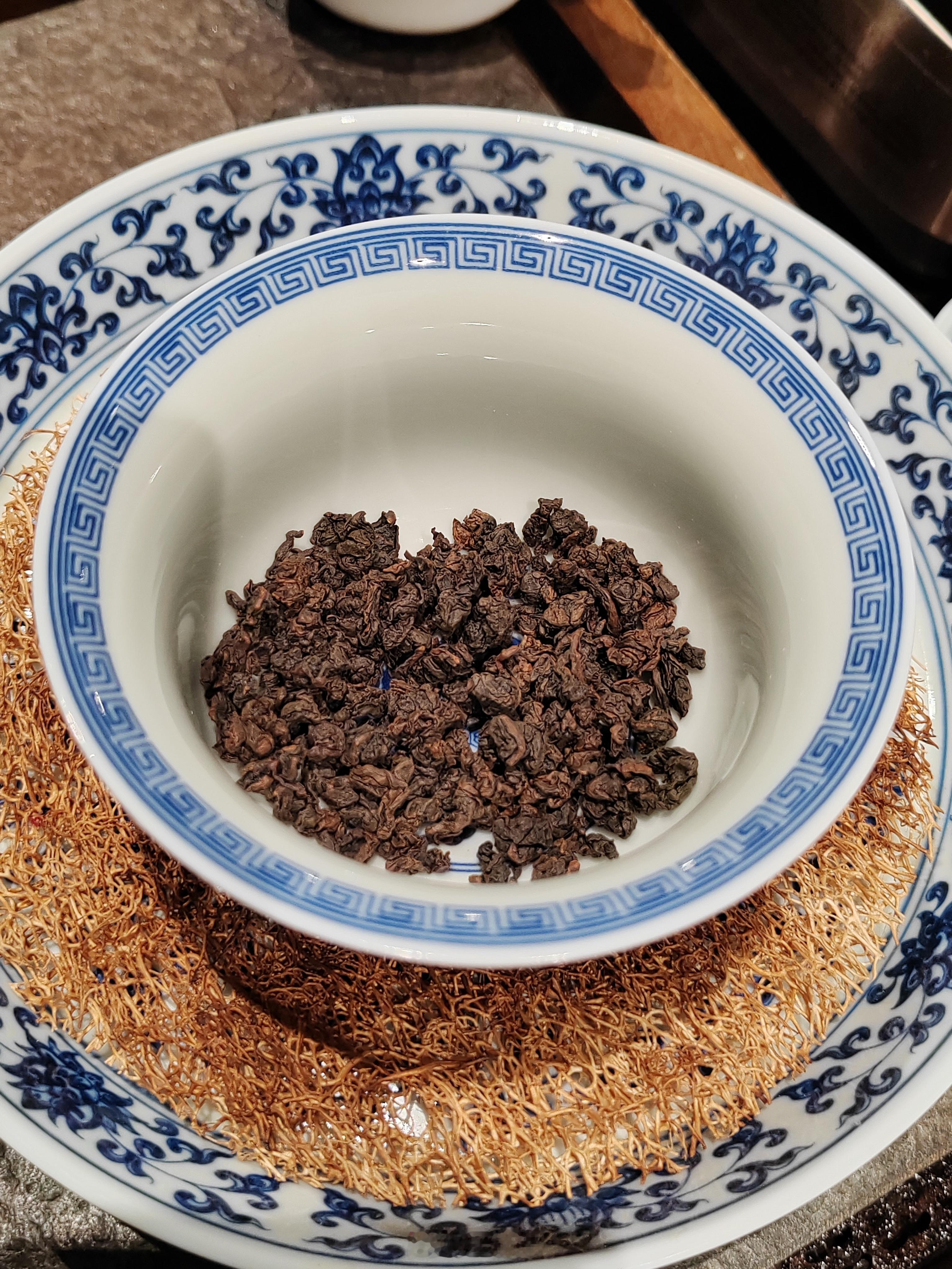 在我的记忆里，父亲的铁观音从来不是那种一入口就惊艳的茶。它没有轻飘飘的花香，也没