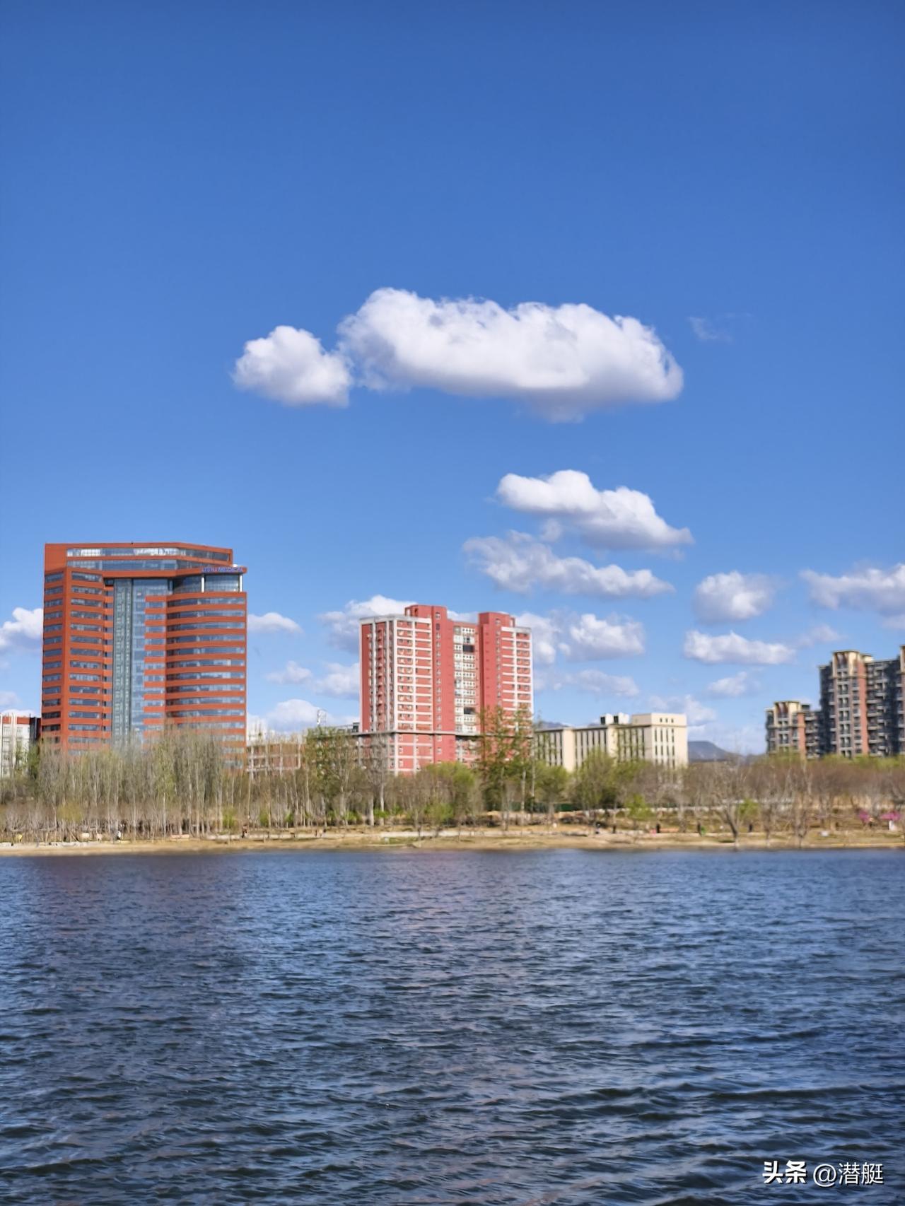 每日一图随手拍白浮泉公园随手拍！蓝天白云青山绿水是锻炼身体的好去处！