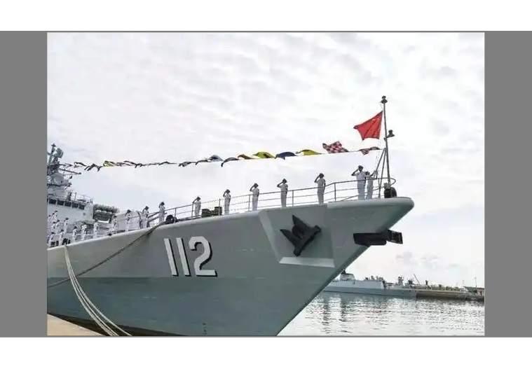 中华第一舰谢幕！南海以一敌五硬刚外军，舰炮进入备战状态
 
近日，服役整整32年