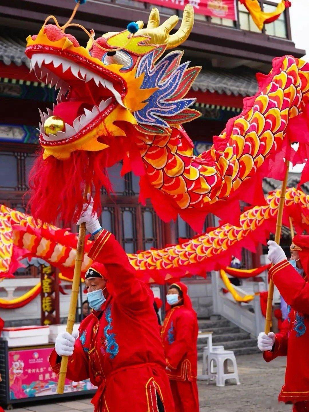 从小逛到大的庙会 糖画甜香飘满街，套圈笑声震天响！老街巷里花灯如昼，吆喝声里藏着