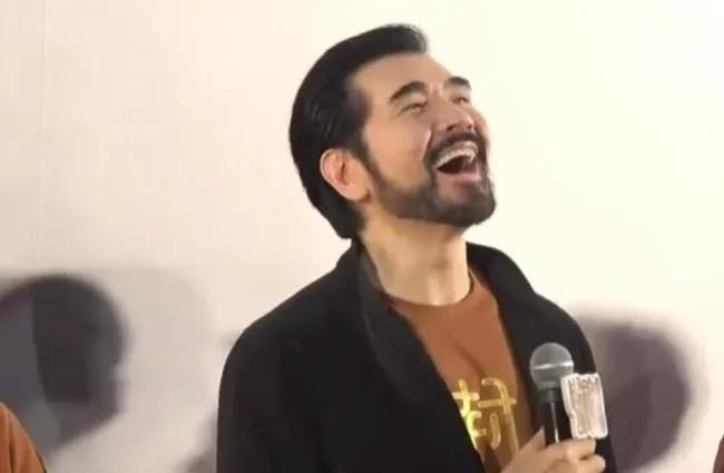 费翔妈妈的身世很传奇！第一任丈夫很可能是我党隐蔽战线上人。

最近曾经在1987