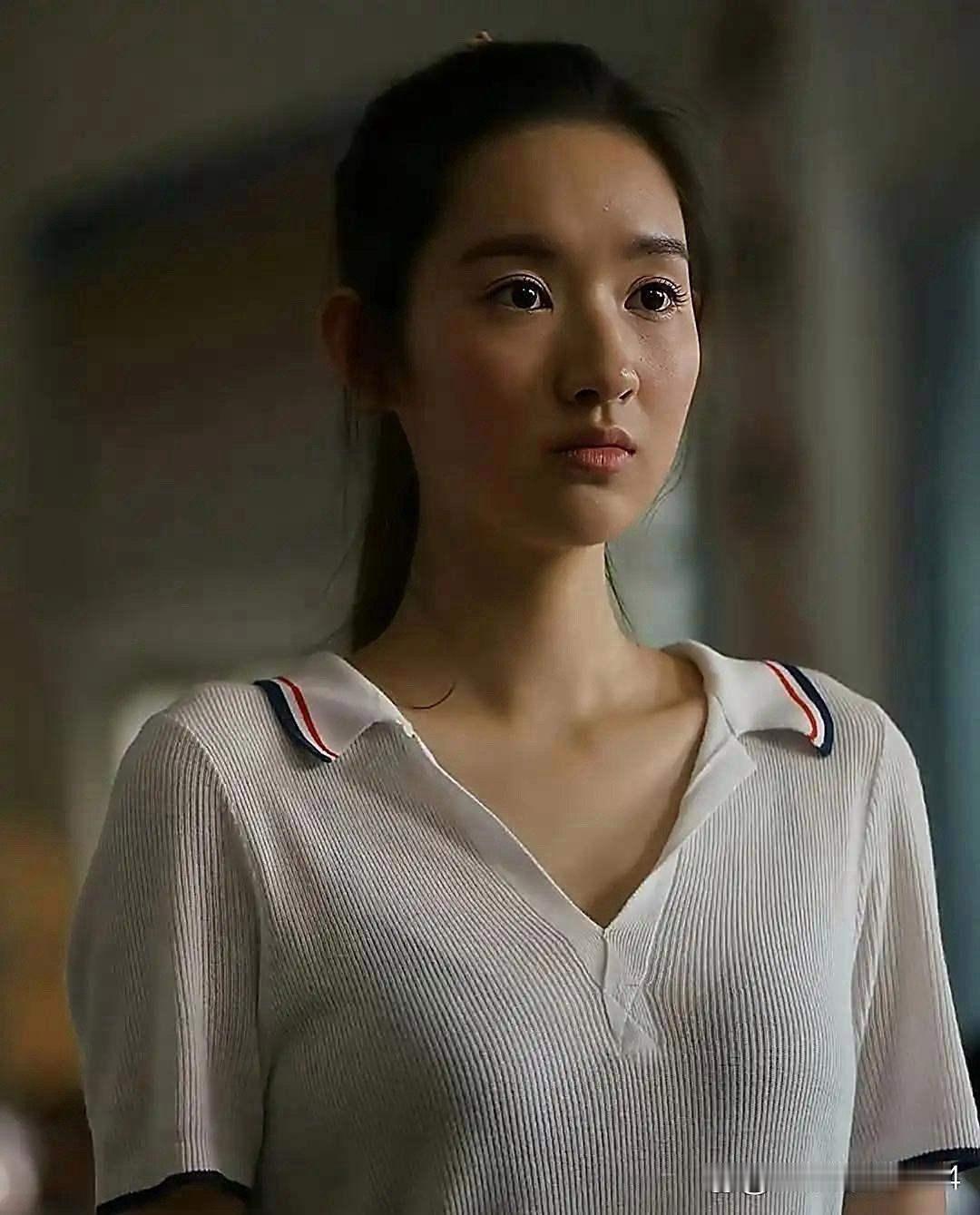 这校服也太颠覆认知了吧！完全超出常规想象，导演也太敢拍了，简直让人怀疑“现实里真