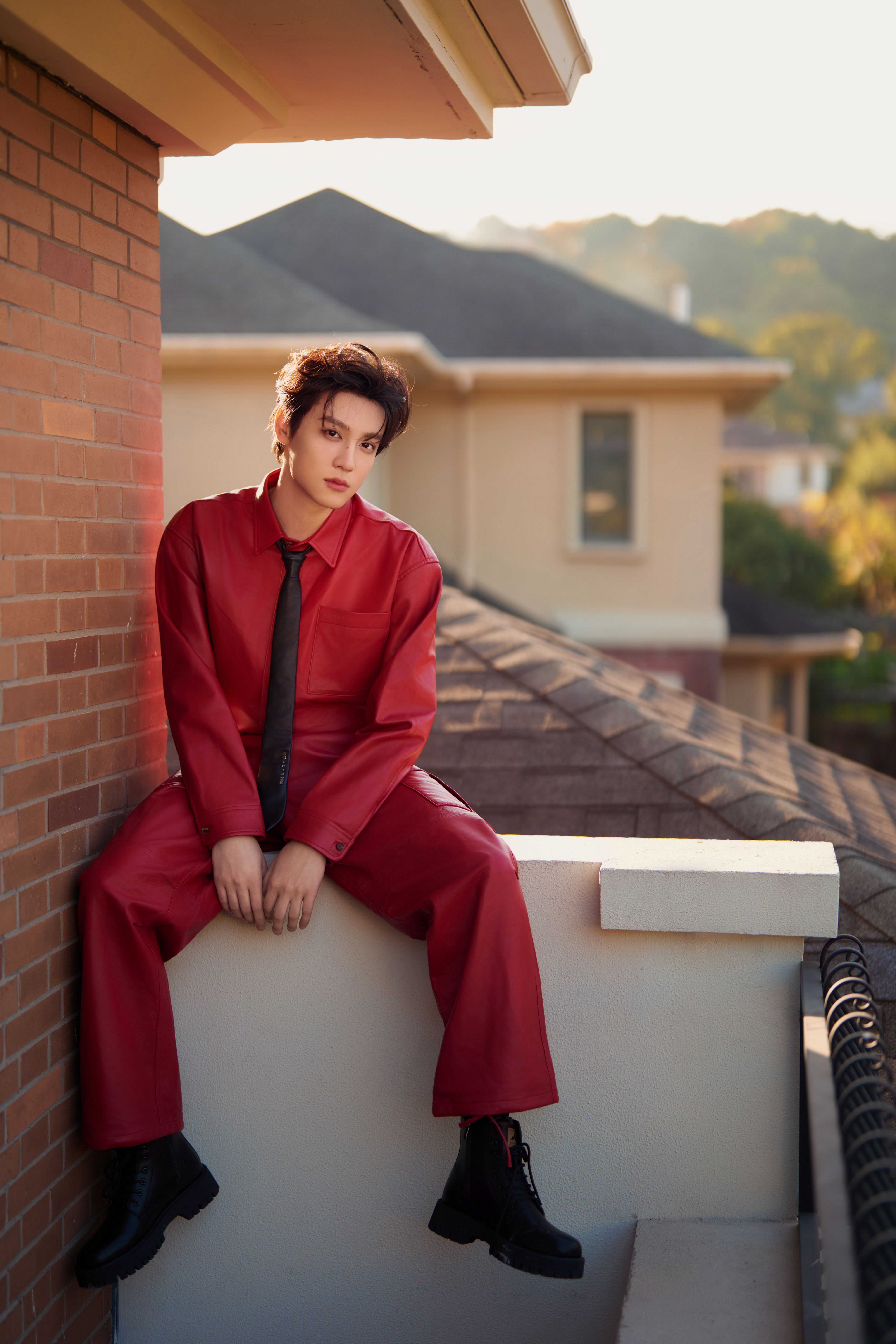 田栩宁红色皮衣套装田栩宁除夕红色皮衣套装营业照❤️新岁既至，愿行稳致远，所愿可期