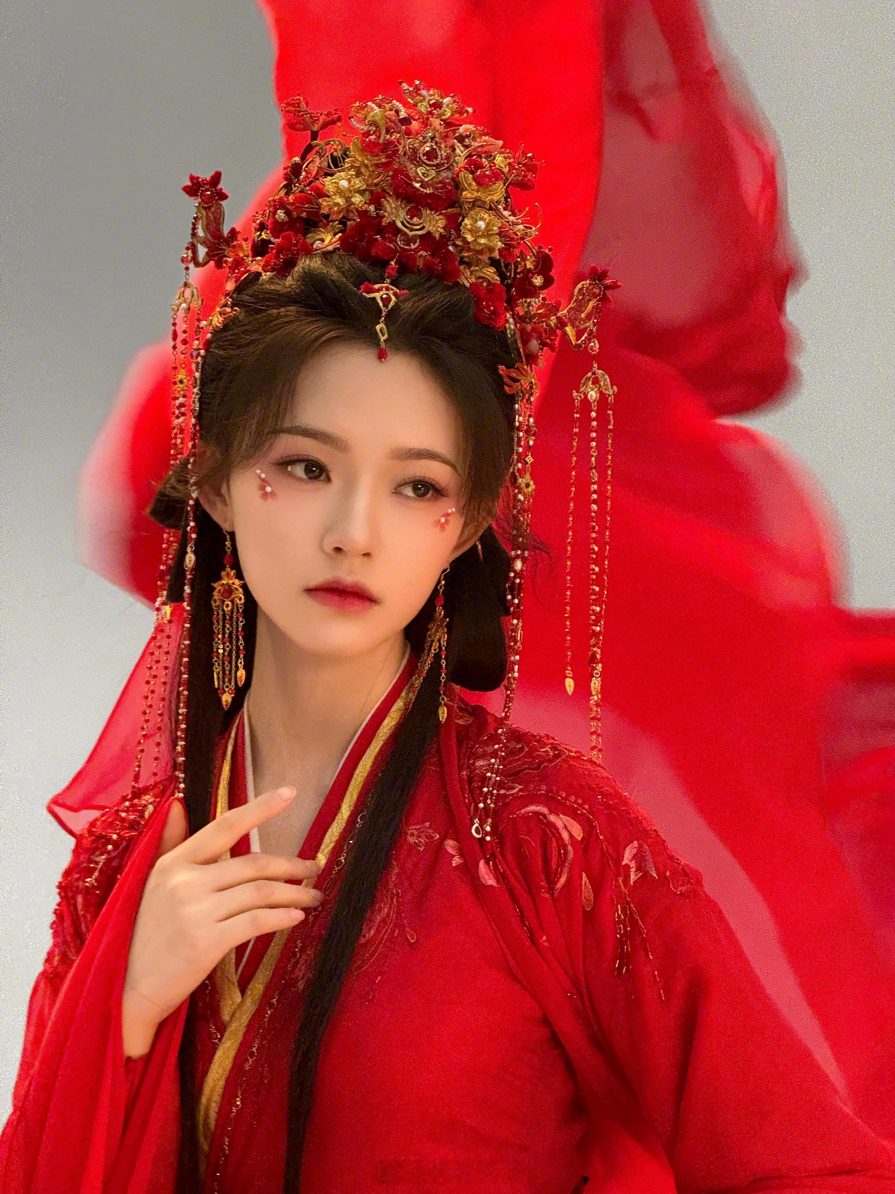 林允归鸾火中红衣回眸 刷了八百遍还是会被美到！林允红衣散发在火光里回眸那一帧，既