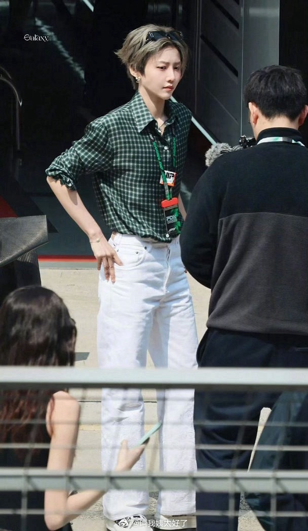 F1赛场的明星：刘雨昕、于适、李昀锐、周柯宇有被谁帅到吗？李昀锐F1赛车服造型