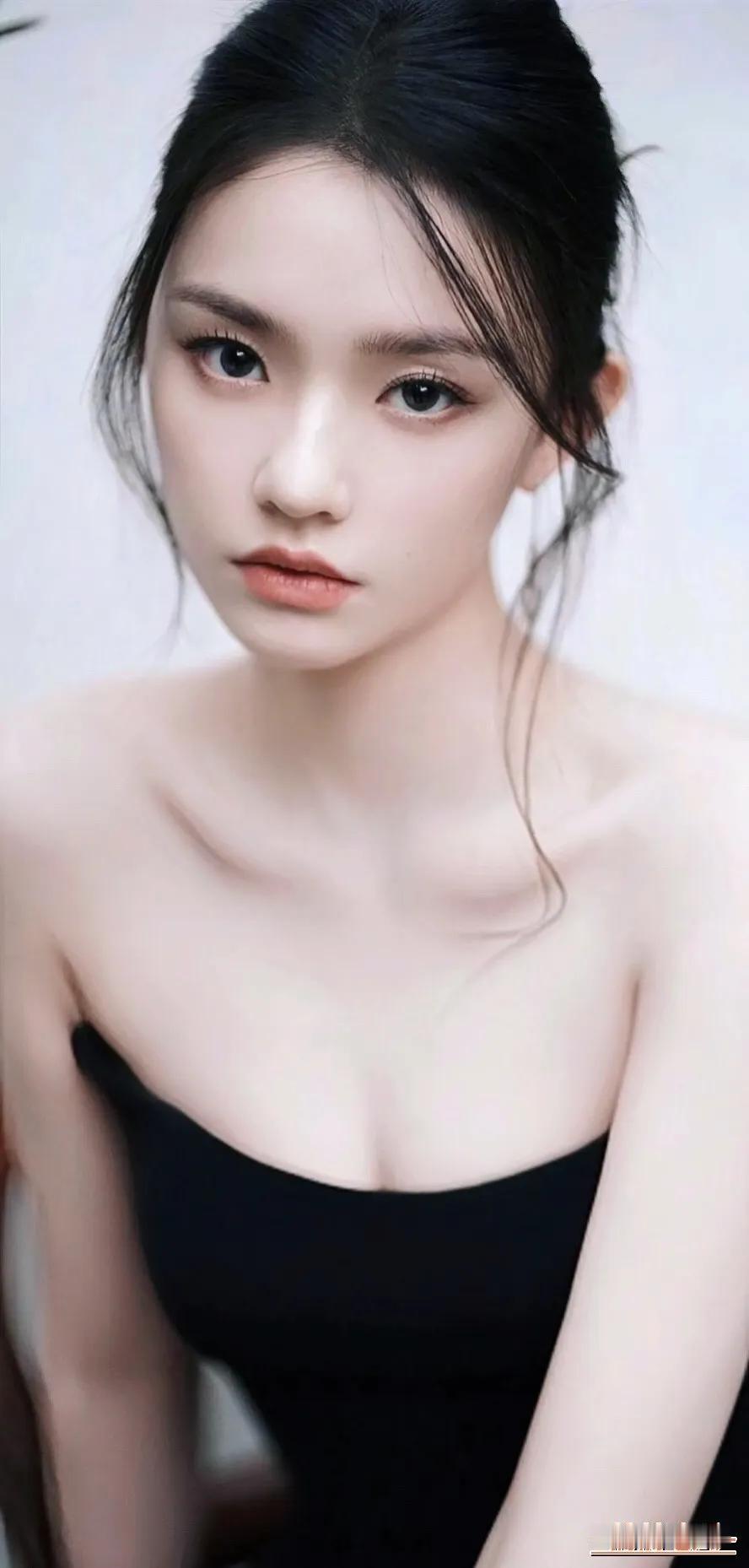 性感女神，风姿妩媚动人。林允这位由星造出品的“星女郎”，具备出众的先天条件，其身