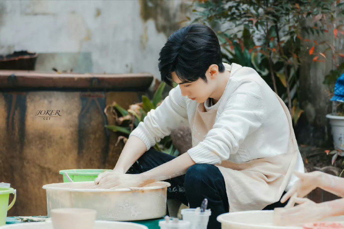 陈哲远直播宣传螺蛳粉来的陈哲远的直播太有魔力了！本来对螺蛳粉一般，看他吃得那么香