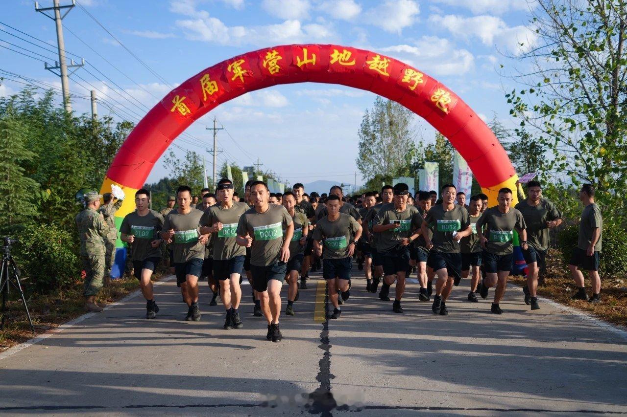 #迷彩军恋[超话]# 为进一步锤炼官兵战斗作风激发练兵备战动力近日战区陆军某直属
