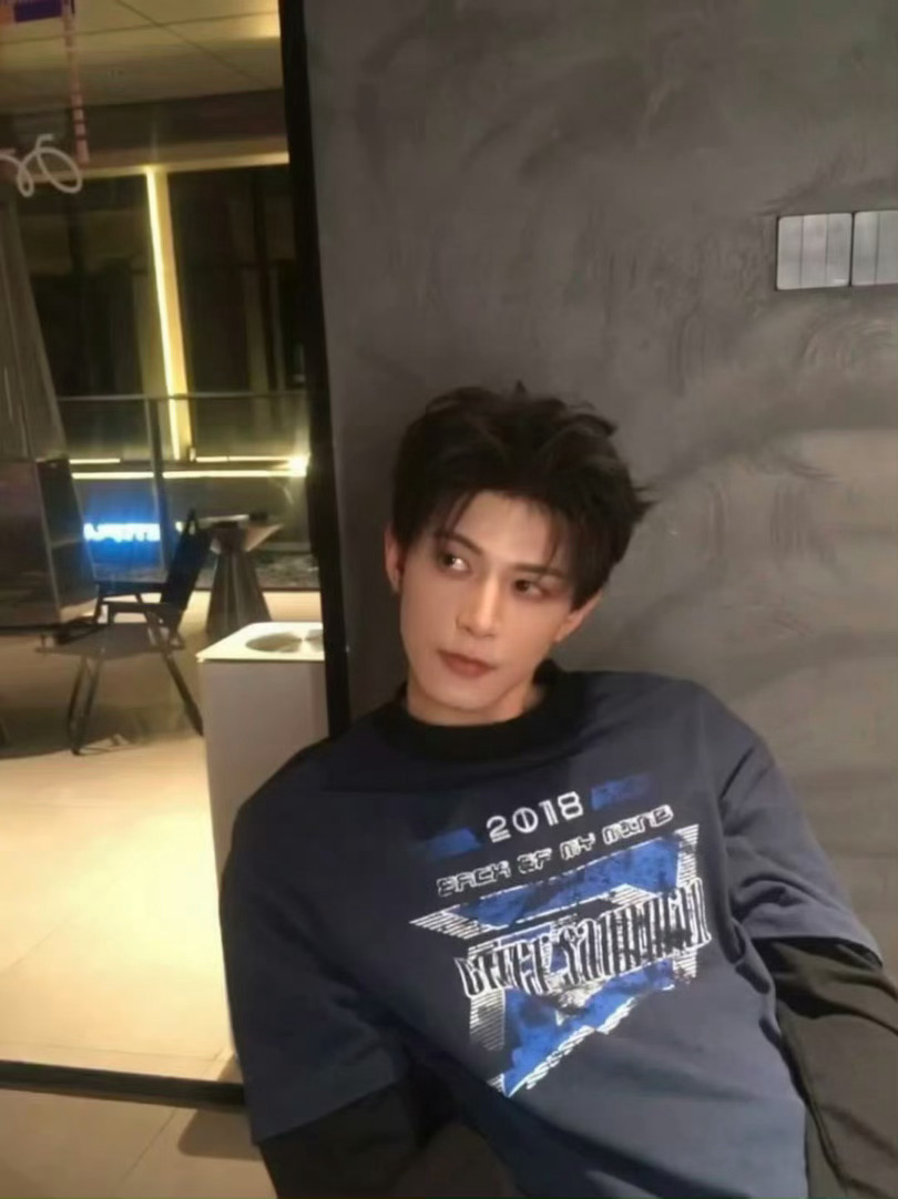 邓凯睡不着但得睡谁懂晚上跟邓凯一起熬夜是什么感觉！虽然睡不着但是一定要早早休息哦