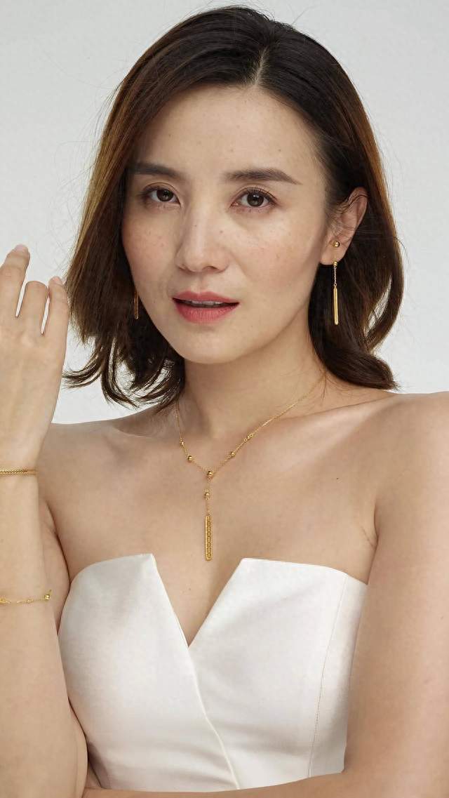 宋佳靠张桂梅角色拿奖，有人说她占题材红利