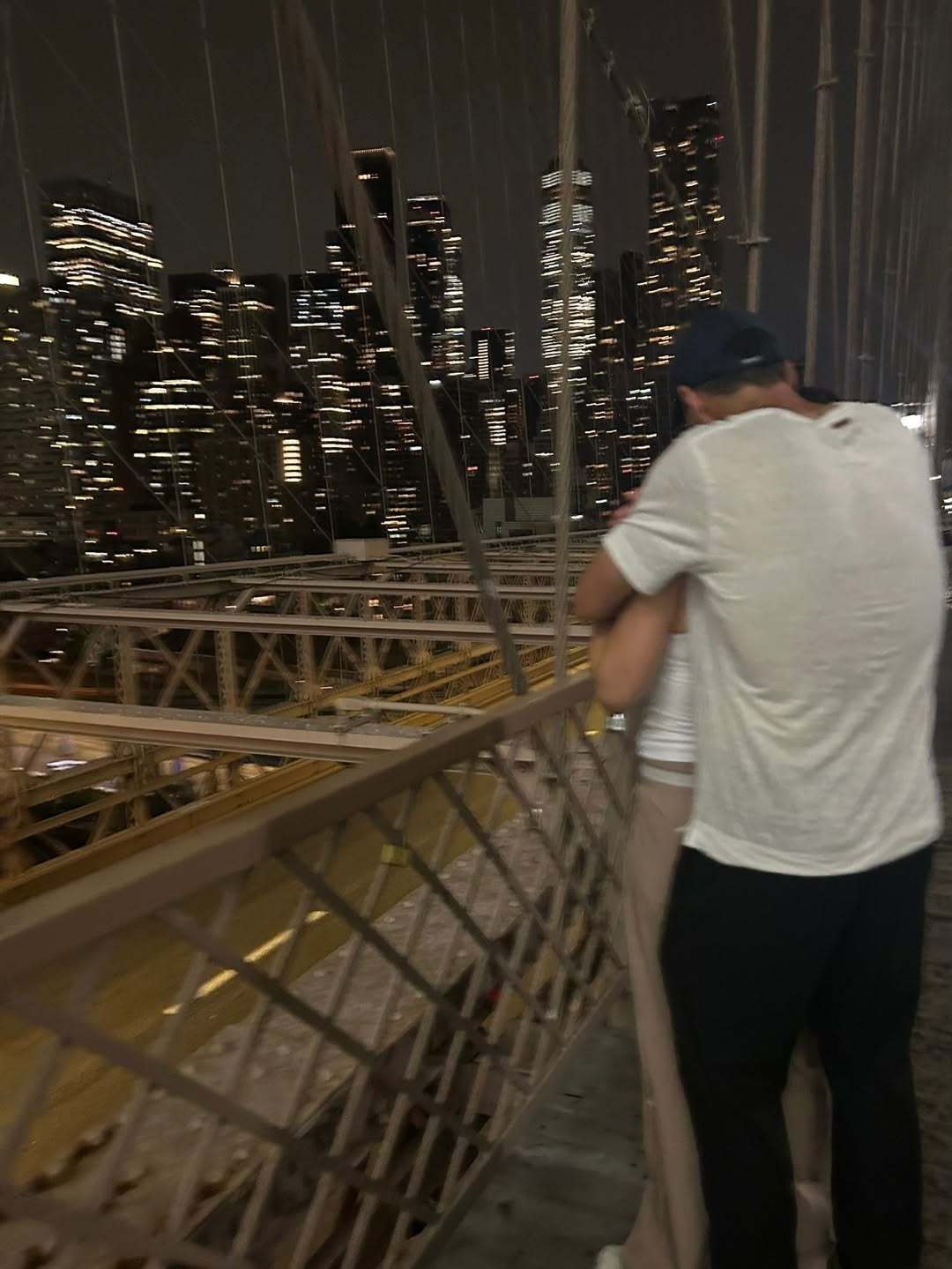 龙嫂IG：十六周年快乐。我每天都更加爱你。🔔❤️阿隆索halamadrid ​