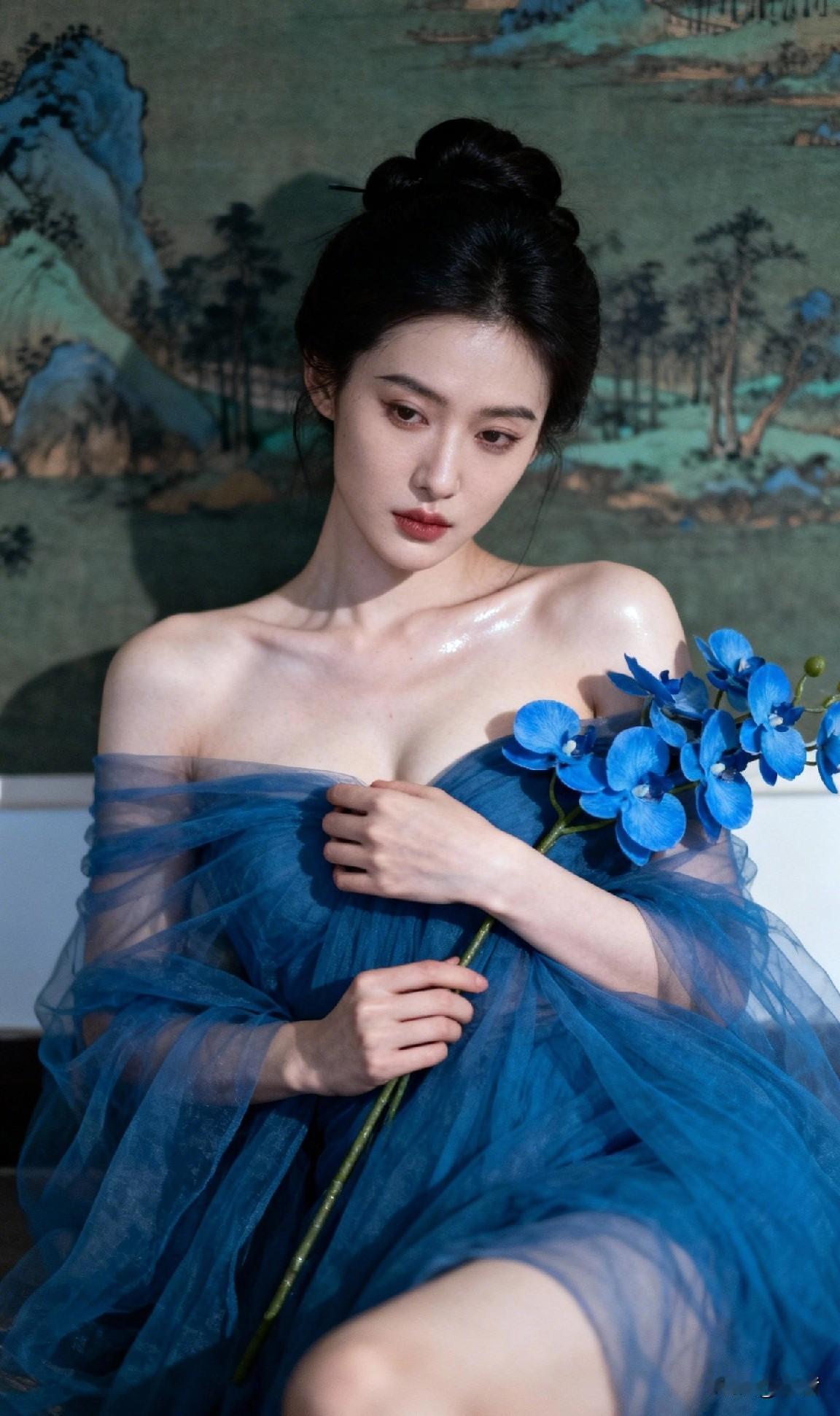 她把山水穿在身上
指尖轻捻一朵蓝
风起时 薄纱与发丝都在诉说