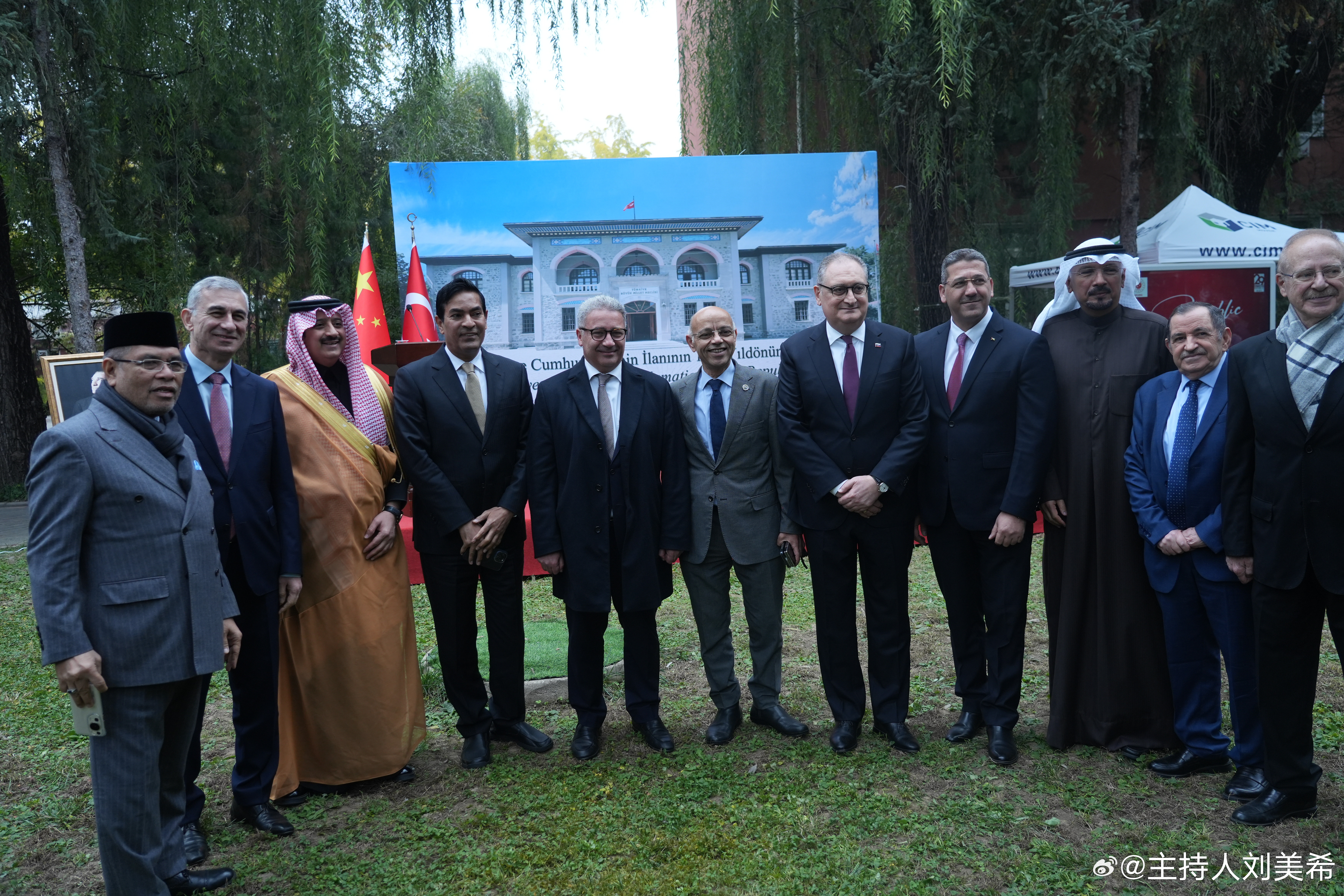 主持人刘美希[超话]  受邀出席土耳其共 共和国成立102周年 招待会我对这个横