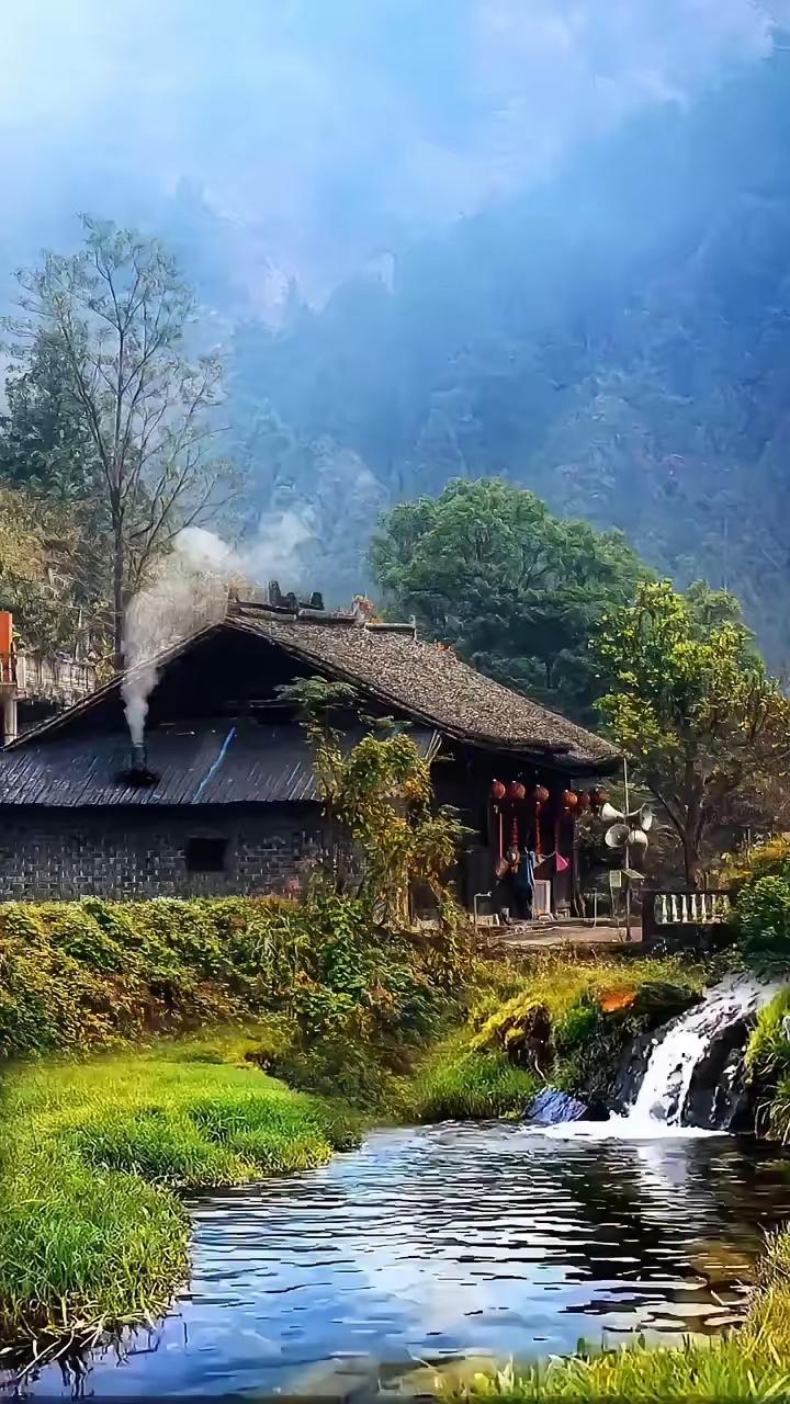 溪鸣石上台痕绿，
枫秀山中百树红。
横批：《台痕绿与百树红》