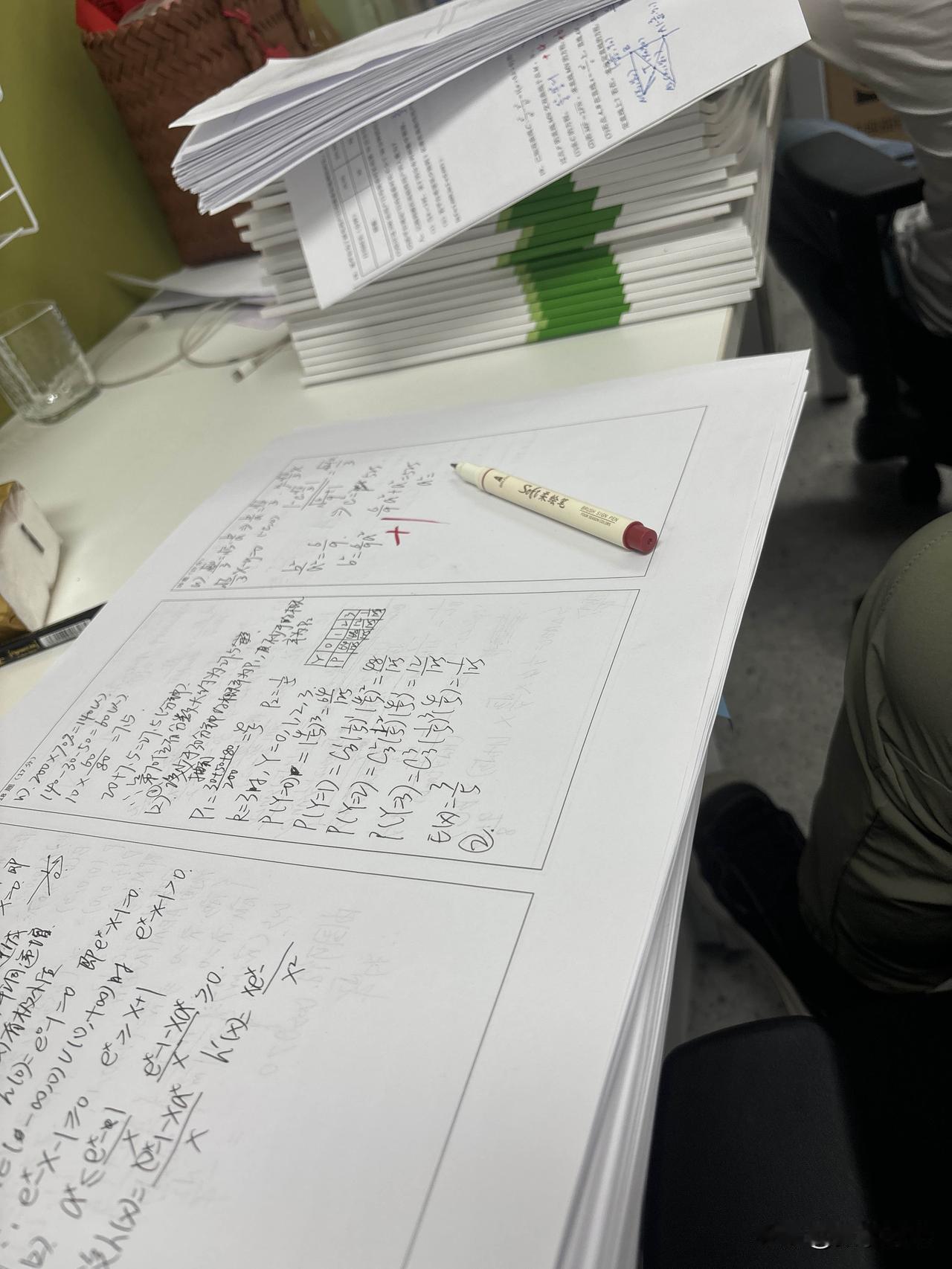 手阅试卷，批改作业