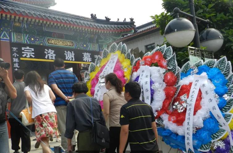参加葬礼，去吊唁的时候磕头是3个，还是4个？老话说“神三鬼四人一”啥意思？

民