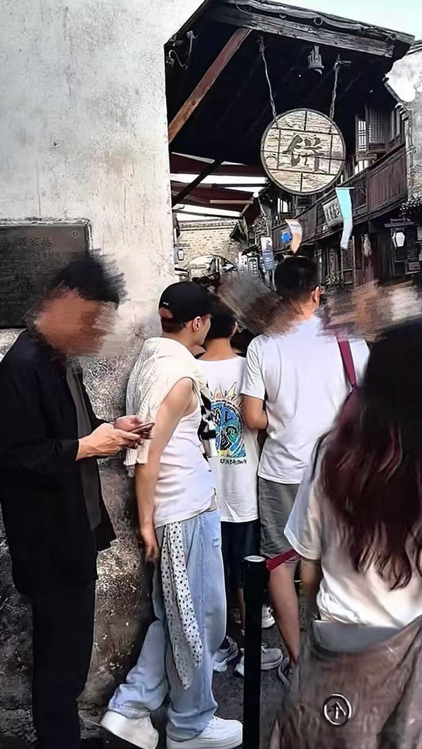 偶遇张艺兴排队买包子乌镇偶遇张艺兴排队买包子，好羡慕，我现在去偶遇还来得及吗乌镇