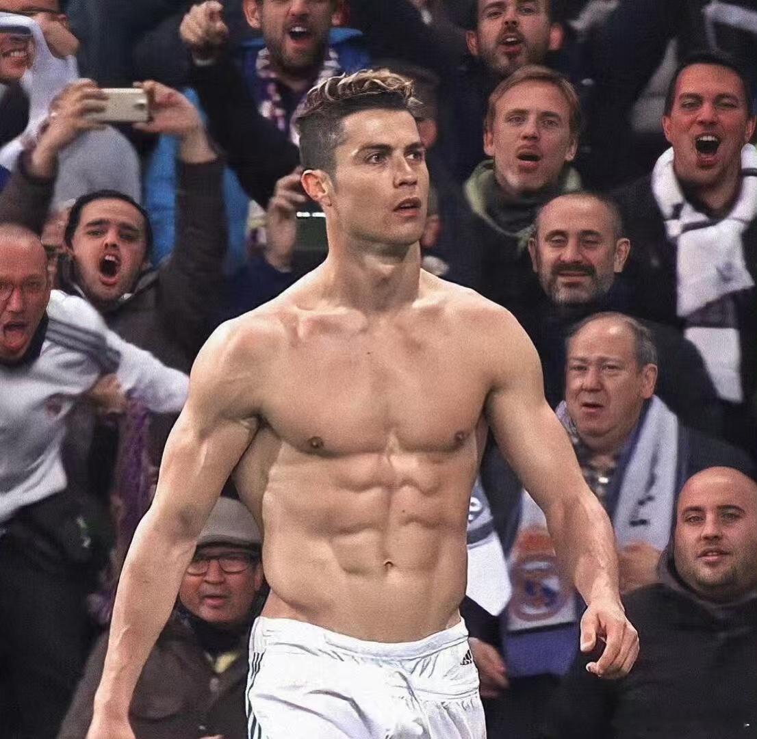 厨师揭秘C罗食谱C罗不喝牛奶“人类不该喝其他动物的奶”——C罗连牛奶都戒了，换植