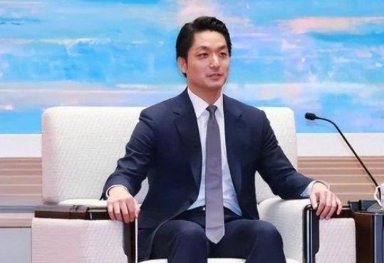 “你连中国人都不认，凭啥张罗把两蒋灵柩迁回大陆？” 记者一句话，蒋万安当场愣住。