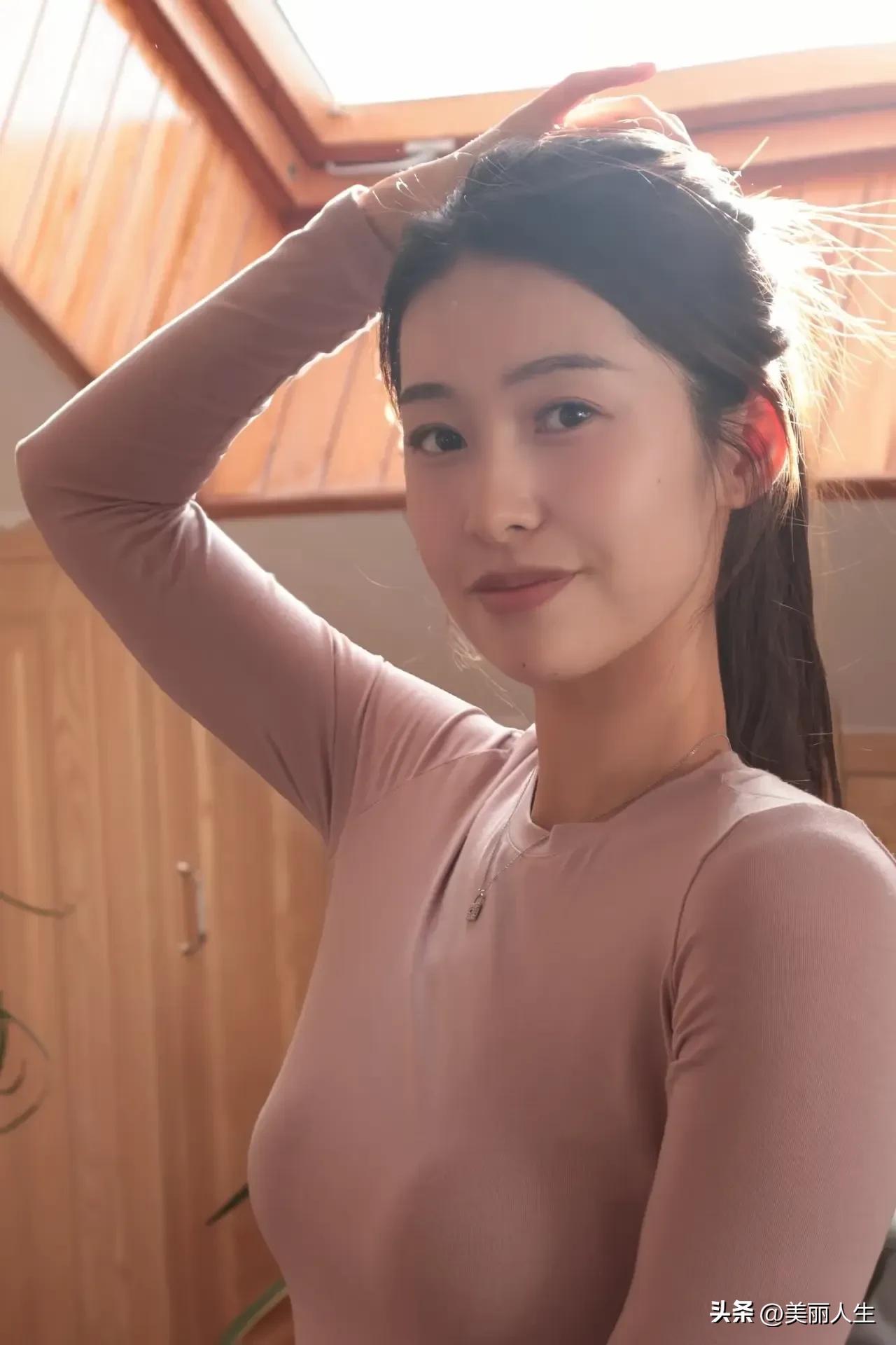 我有一个小院，里面种满了花草，有壁炉，有黑胶唱片机，有户外厨房，有上房揭瓦……平