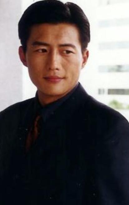 有没有人觉得尹子维和高曙光长得有点像？都是瘦长脸，小眼睛，单眼皮。
不过两人的气