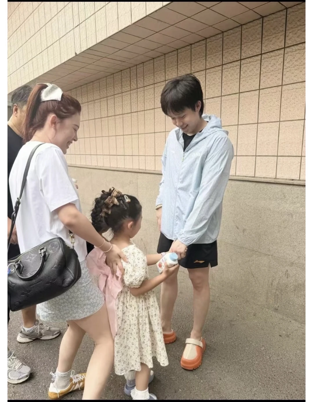 小天才就是好啊！还能和小斗拉手手……