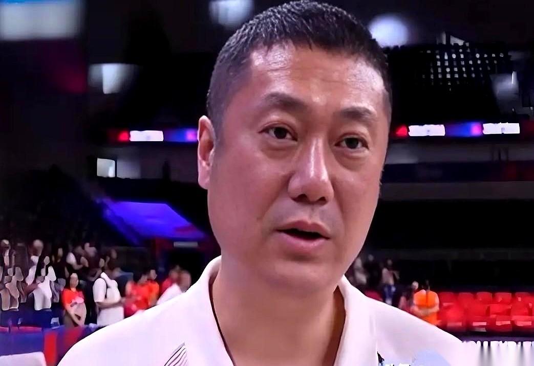 看完女排世联赛，脑子里就一个画面：这边副攻、接应、自由人，全是有经验的老将压着场