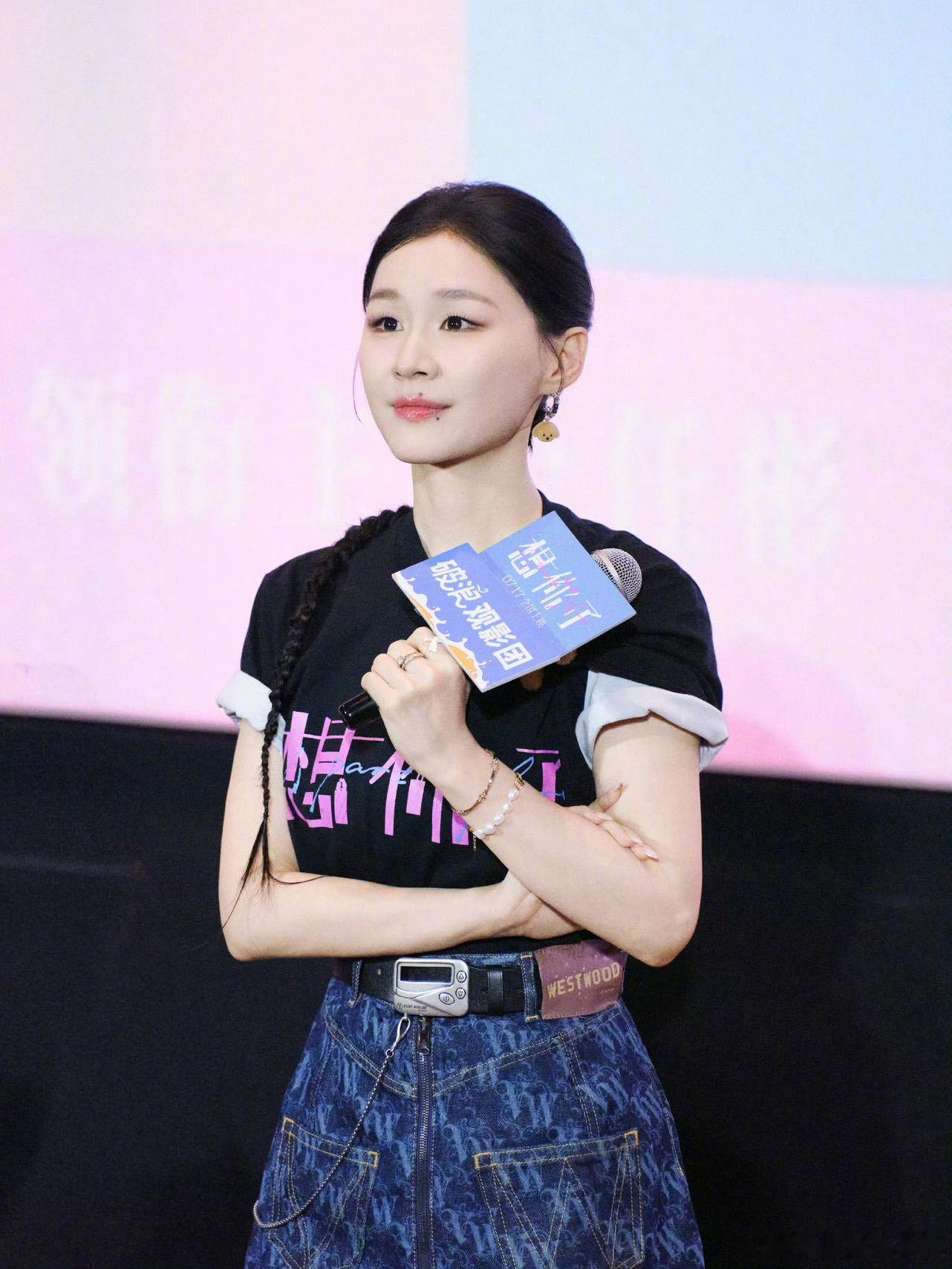 金靖的路演穿搭小巧思严肃学习金靖穿搭技巧 终于等到了金靖的路演穿搭解析！这个世界
