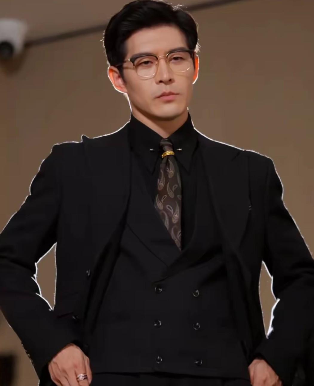 相信大家都是喜欢那些双眼皮浓眉大眼的帅哥，其实单眼皮的帅哥更有韵味，有些人本来有